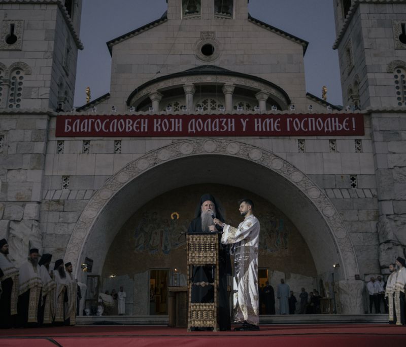 Crna Gora, crkva i protesti: Mitropolit Joanikije ustoličen u Cetinjskom manastiru, suzavac, kamenice, barikade i hapšenja