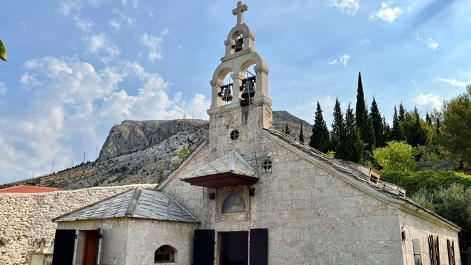 „Skrnavljenje srpske crkve u Mostaru je izliv mrznje“