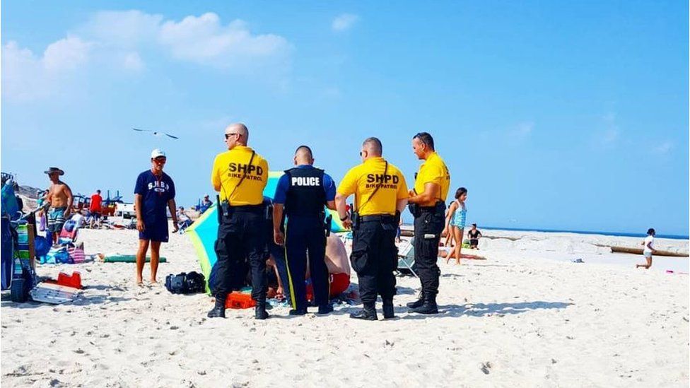 Žena stradala kada se u nju zabio suncobran na plaži (VIDEO)