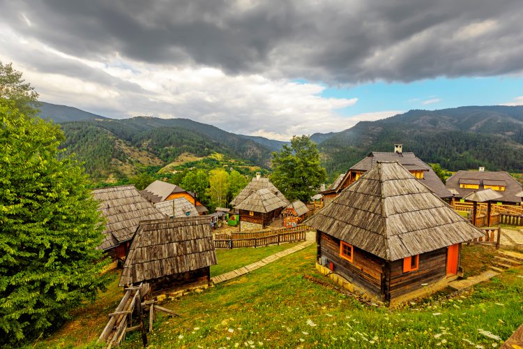 LJUDI SU ZATUCANI, LJUBOMORNI, ZLOBNI: Srpkinja otkrila kako živi na selu i pokrenula lavinu BESA